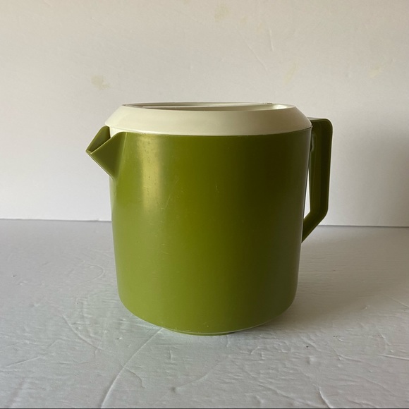 Vintage Rubbermaid 1 1/2 Quart Pitcher Avocado Green with Strainer Lid 2745